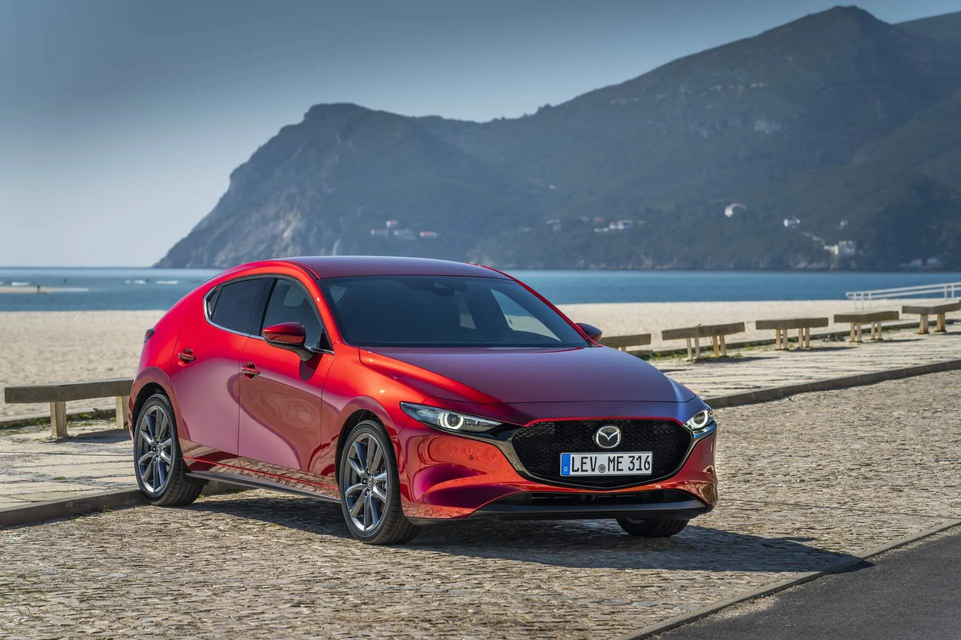 В России появилась обновлённая версия седана Mazda 3